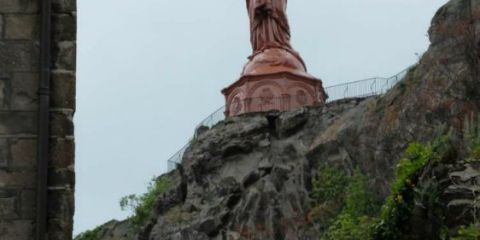 Notre-Dame de France sur le Rocher Corneille vue de la montée à la cathédrale !