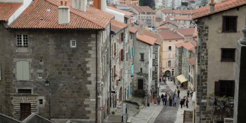 Plongée sur la ville haute depuis le parvis de la cathédrale et...
