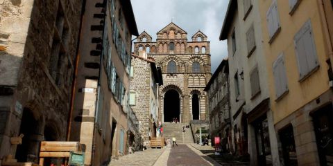 Perspective sur la cathédrale vue de la rue des Tables !