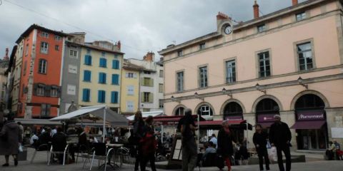 Une place animée : la Place du Plot où nous savourons une crêpe !
