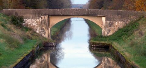 vieux pont et son reflet sur le canal !