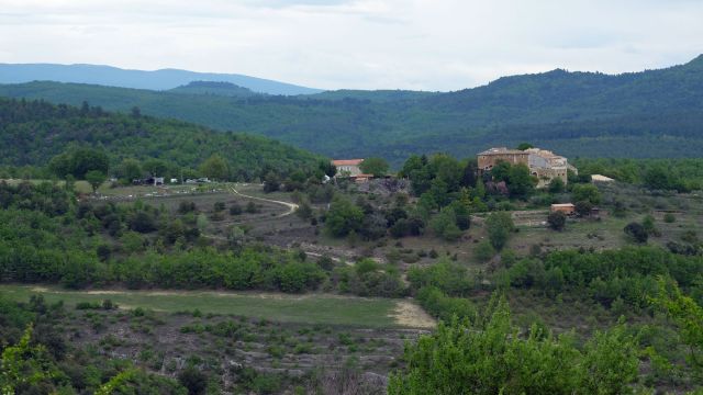 Point de vue du gîte sur l'ancienne abbaye de Valsaintes