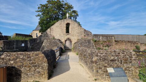Mayenne : la tour-porte du château
