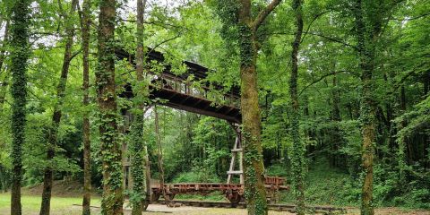 Portique de l'ancienne gare de Chazelles