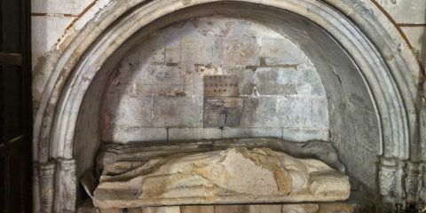 Enfeu contenant deux gisants dans l'Église Sainte-Étienne de Javerlhac