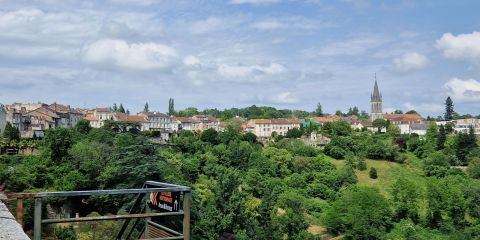 Vue sur Nontron et la flèche de Notre-Dame-des-Ronces