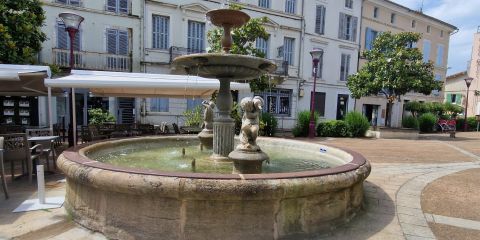 Nontron : Fontaine place Alfed Agard