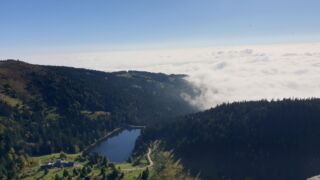 Vue sur le lac Forlet du GR5